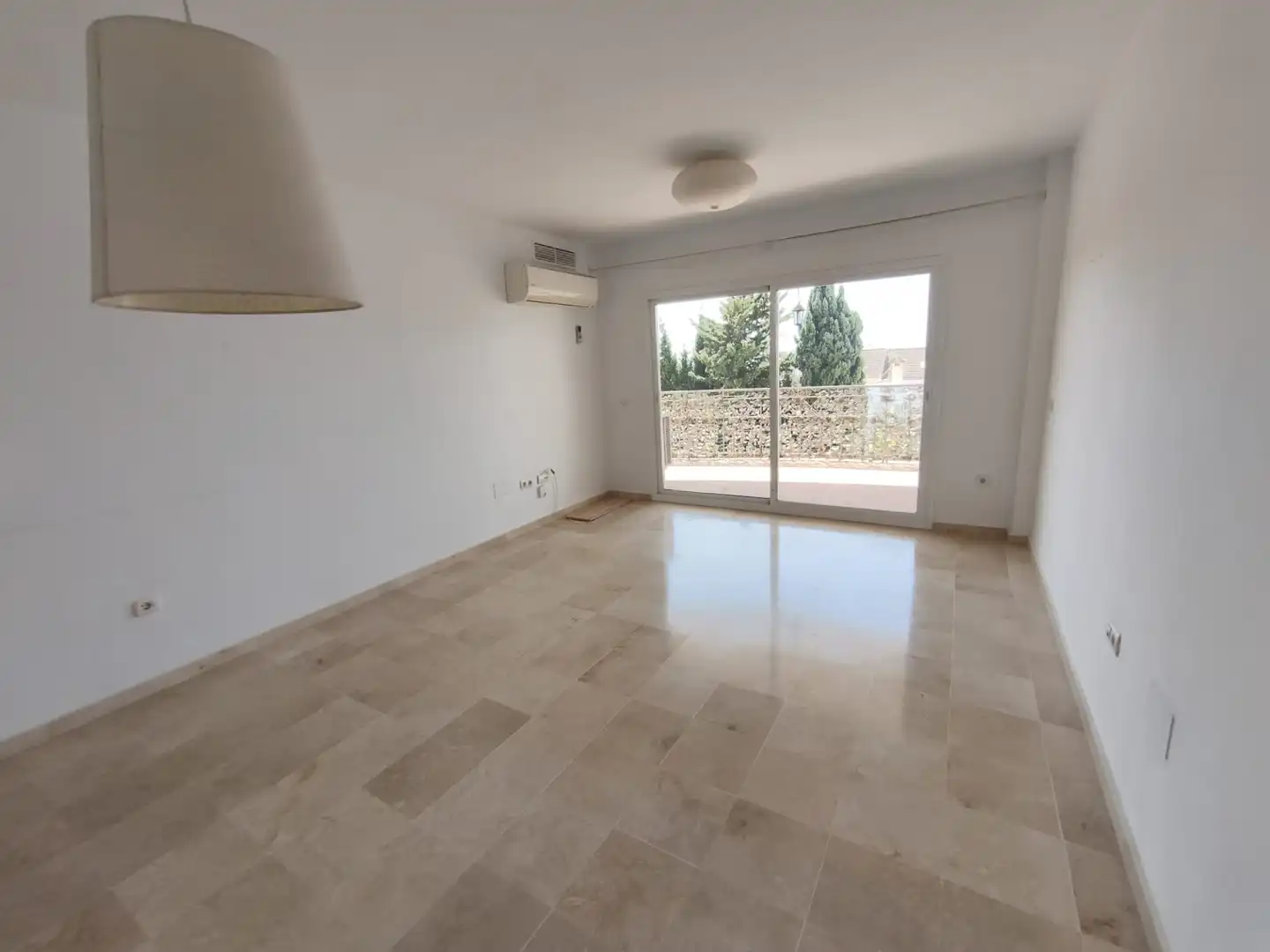 Menjador de Pis en venda en Fuengirola amb Terrassa i Piscina comunitària