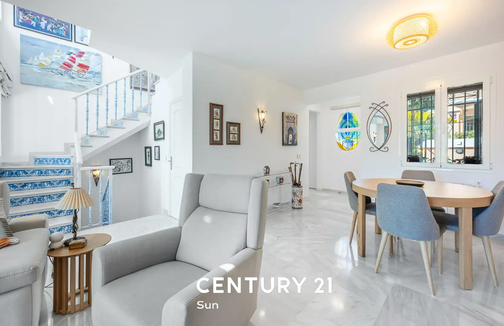 Sala de estar de Casa adosada en venta en Marbella con Aire acondicionado, Calefacción y Jardín privado
