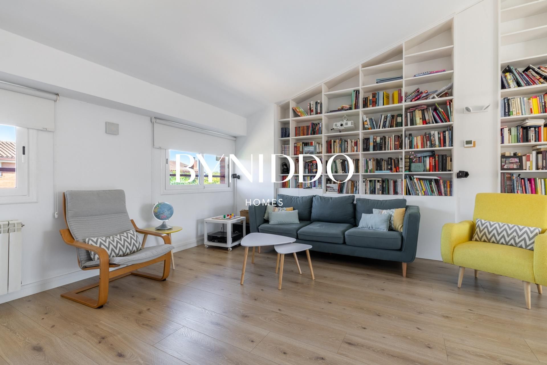 Sala d'estar de Casa adosada en venda en Sant Cugat del Vallès amb Calefacció, Jardí privat i Parquet