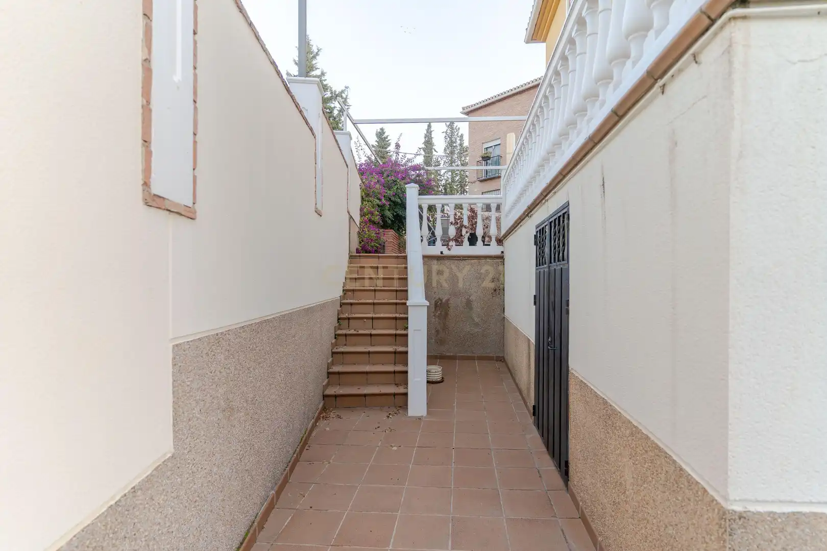 Casa adosada en venda en La Zubia amb Aire condicionat, Jardí privat i Traster
