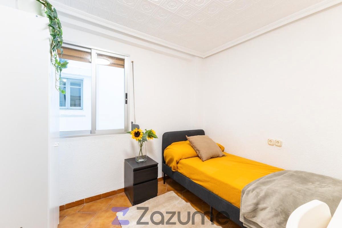 Bedroom of Flat for share in  Valencia Capital  with Heating, Furnished and Oven