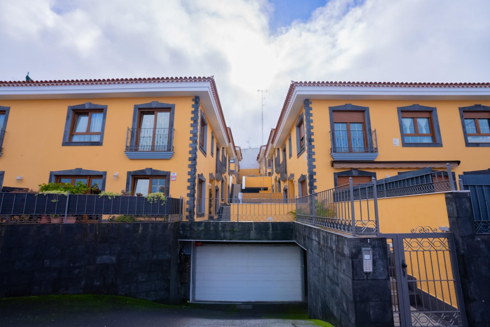 Exterior view of Single-family semi-detached for sale in Tacoronte  with Private garden, Parquet flooring and Terrace