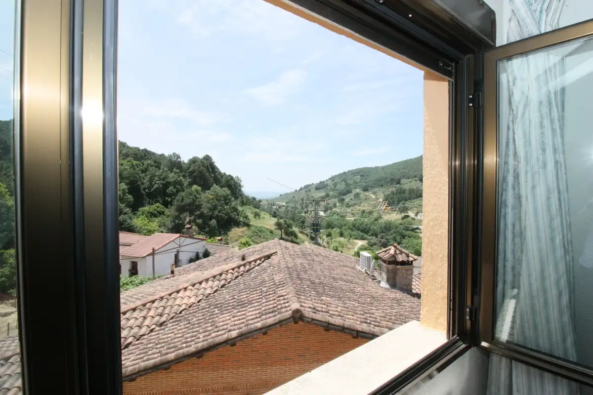 Vista exterior de Pis en venda en Cuevas del Valle amb Calefacció, Traster i Moblat