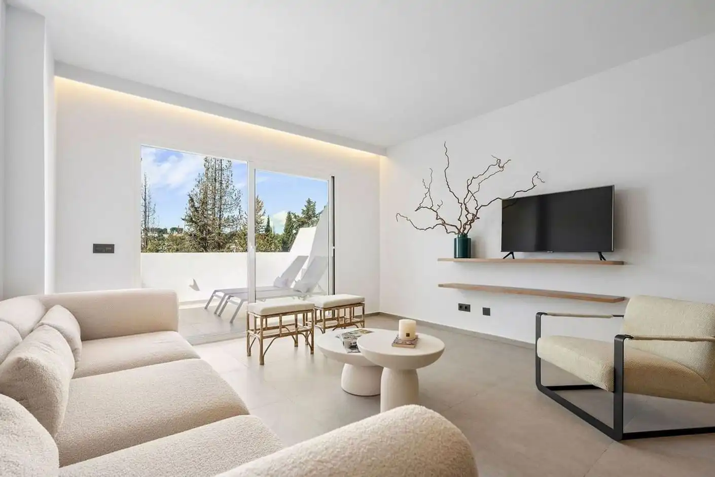 Sala de estar de Ático en venta en Marbella con Aire acondicionado, Terraza y Piscina