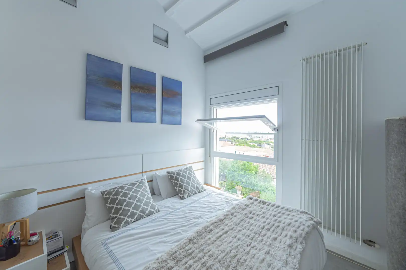 Habitación de Casa adosada en venta en Barcelona con Aire acondicionado, Calefacción y Jardín privado