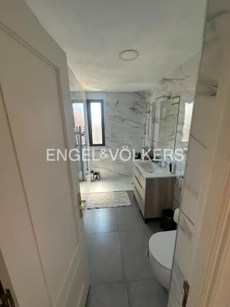 Badezimmer von Wohnung zur Miete in Madrid mit Klimaanlage, Heizung und Terrasse