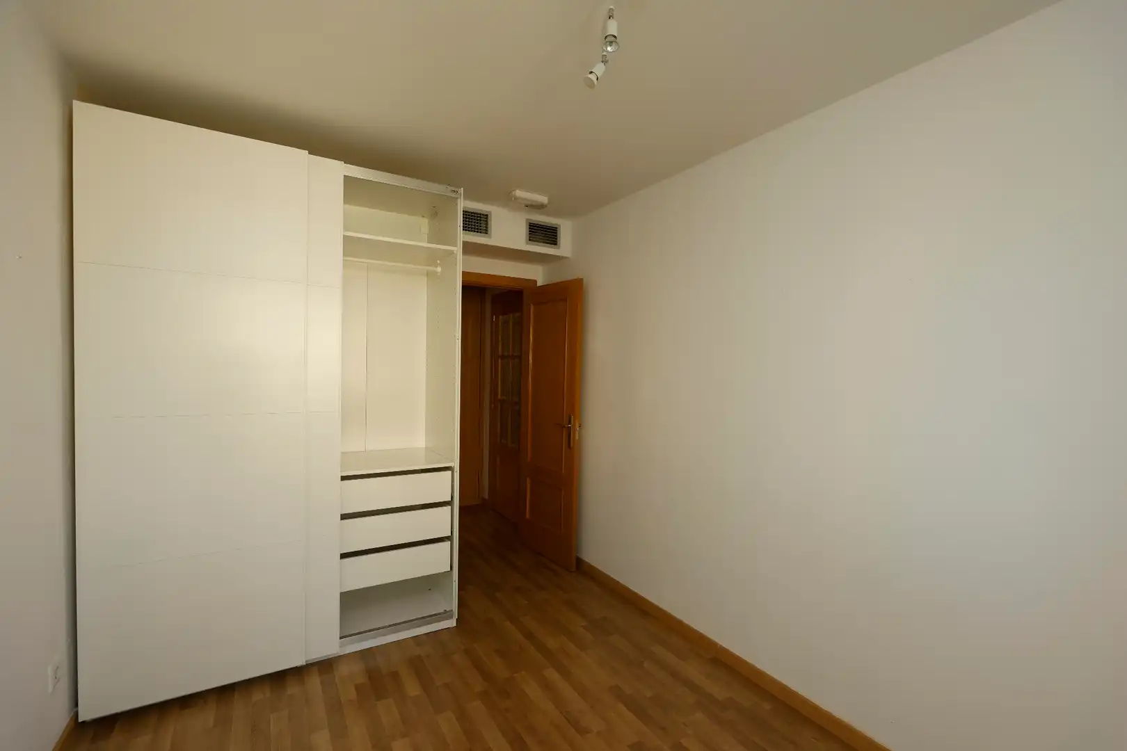 Habitación de Apartamento en venta en Zaragoza con Aire acondicionado, Calefacción y Horno