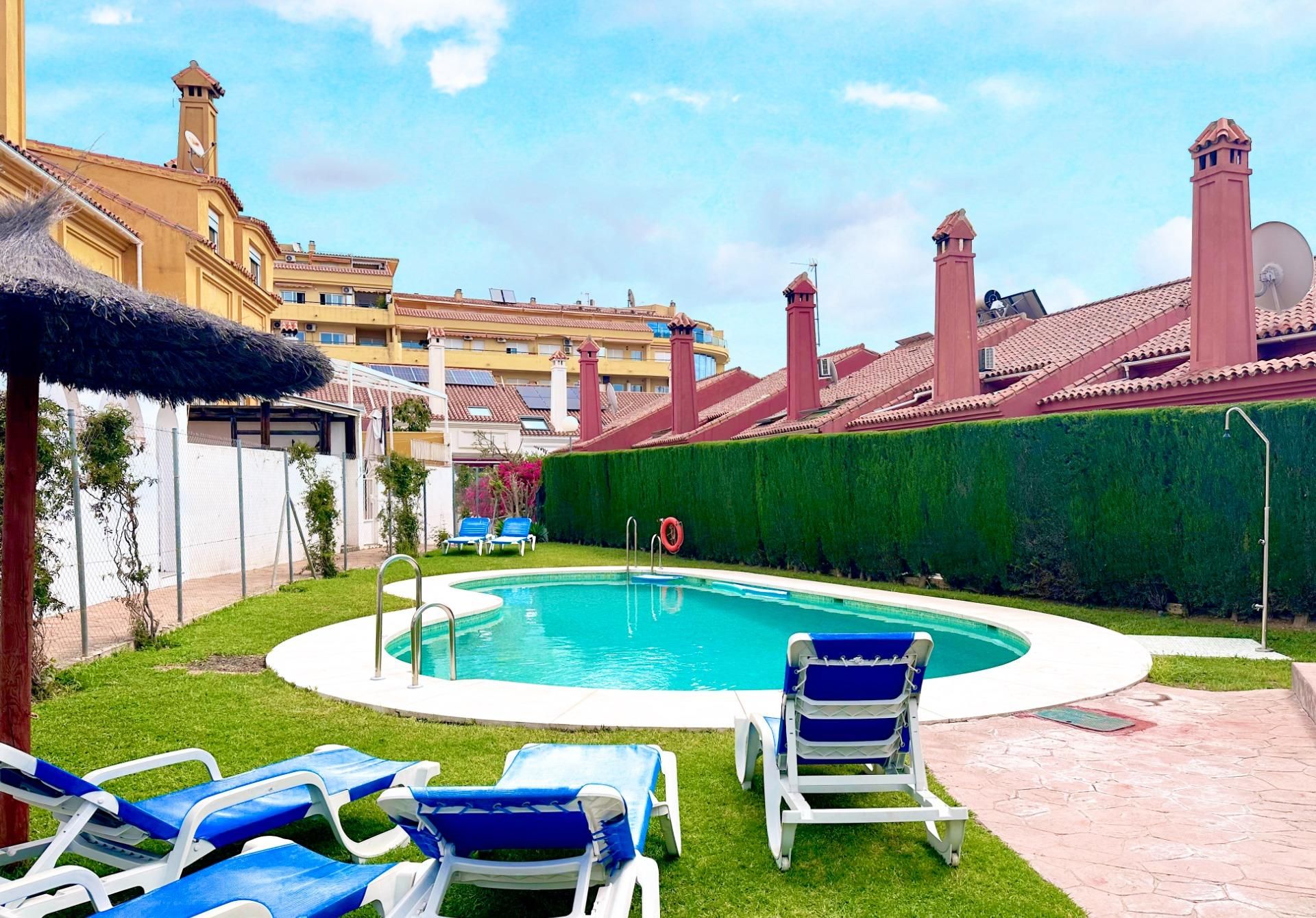 Piscina de Casa adosada en venda en Fuengirola amb Aire condicionat, Calefacció i Jardí privat