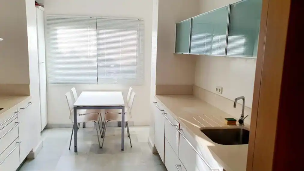 Cuina de Apartament de lloguer en Sotogrande amb Aire condicionat, Calefacció i Terrassa