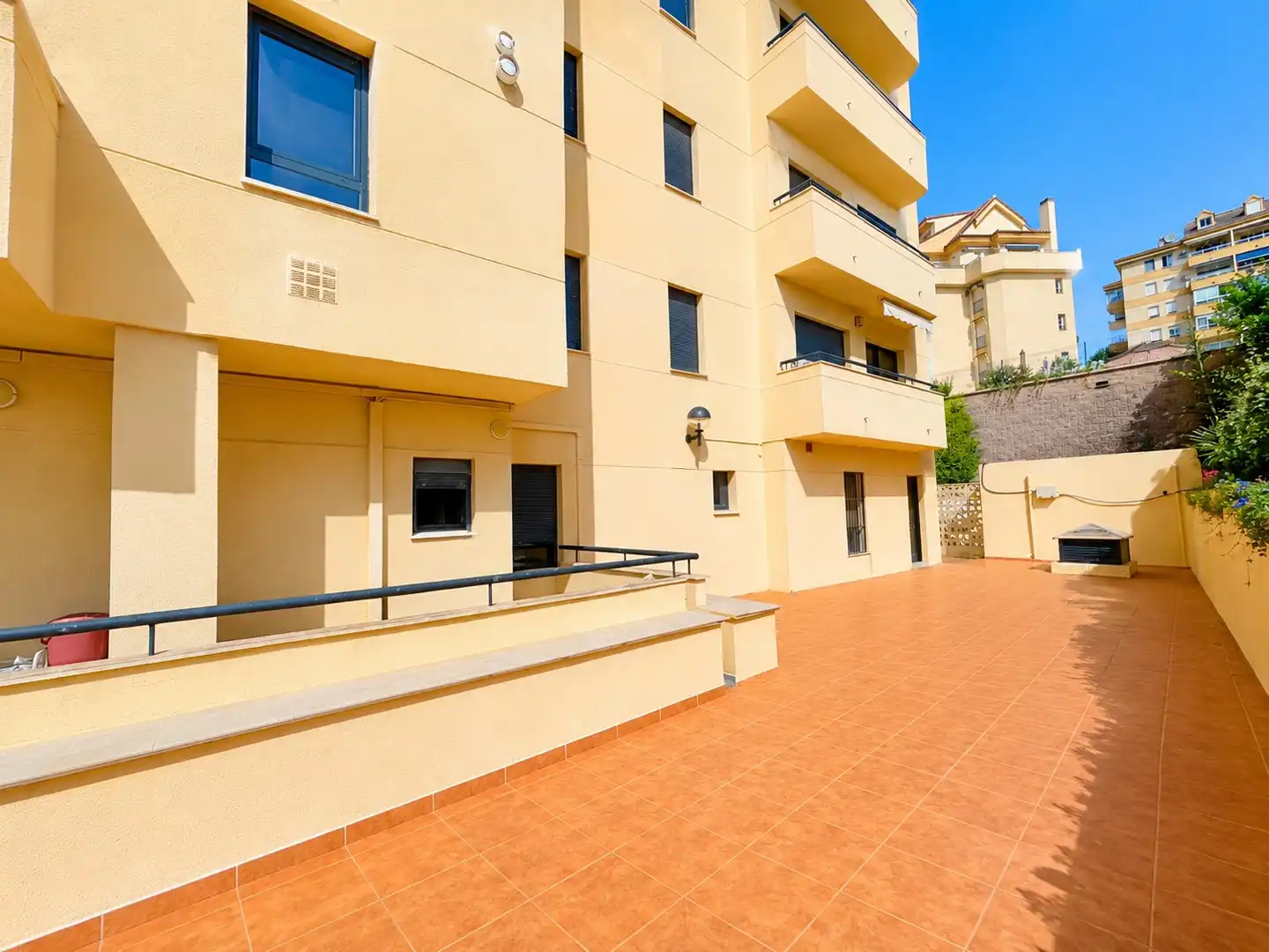 Vista exterior de Planta baja en venta en Benalmádena con Piscina comunitaria