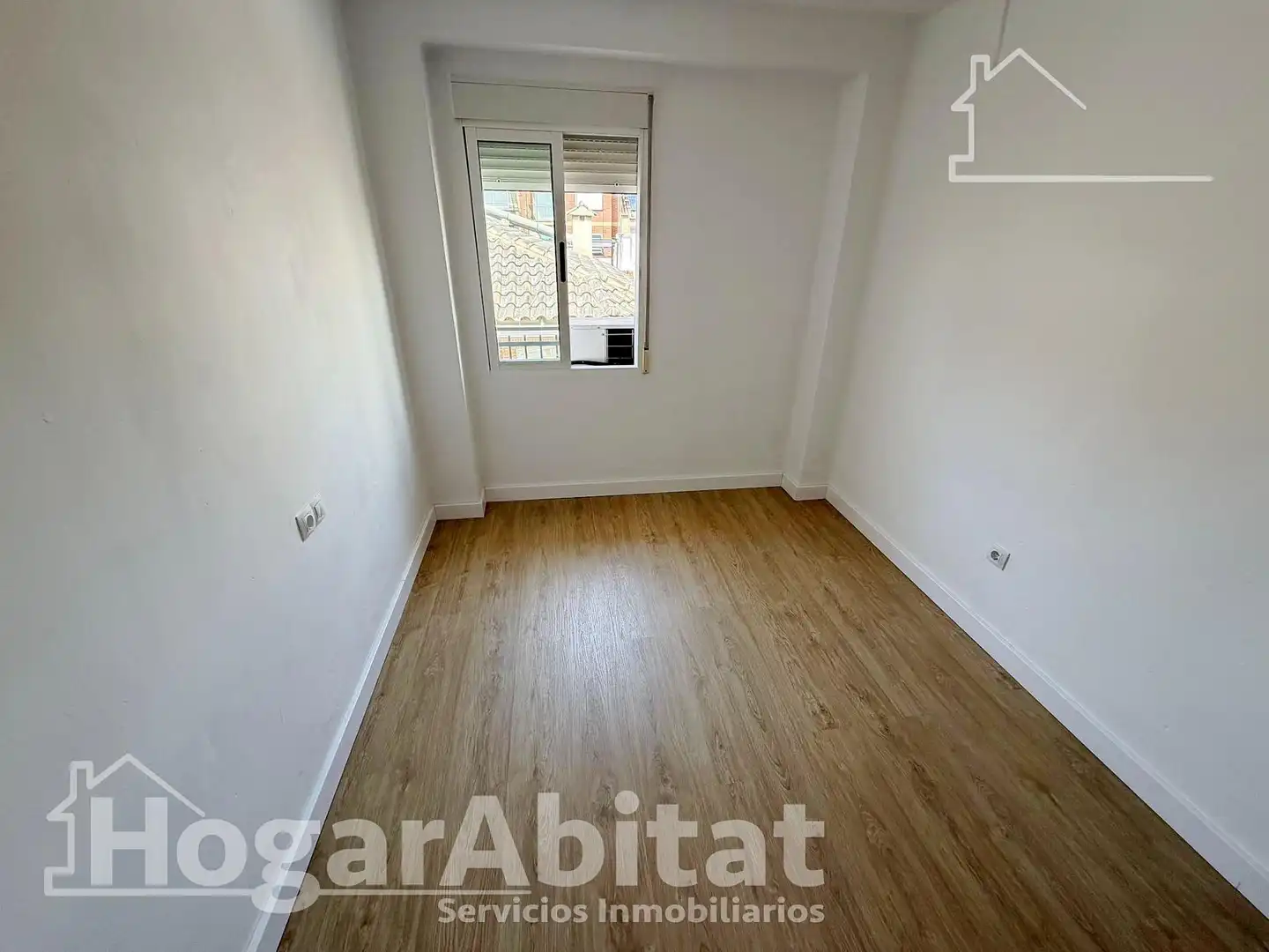 Dormitori de Pis en venda en Paterna amb Aire condicionat i Balcó