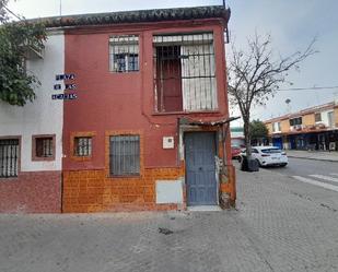 Exterior view of Single-family semi-detached for sale in  Sevilla Capital