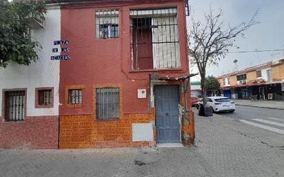 Exterior view of Single-family semi-detached for sale in  Sevilla Capital