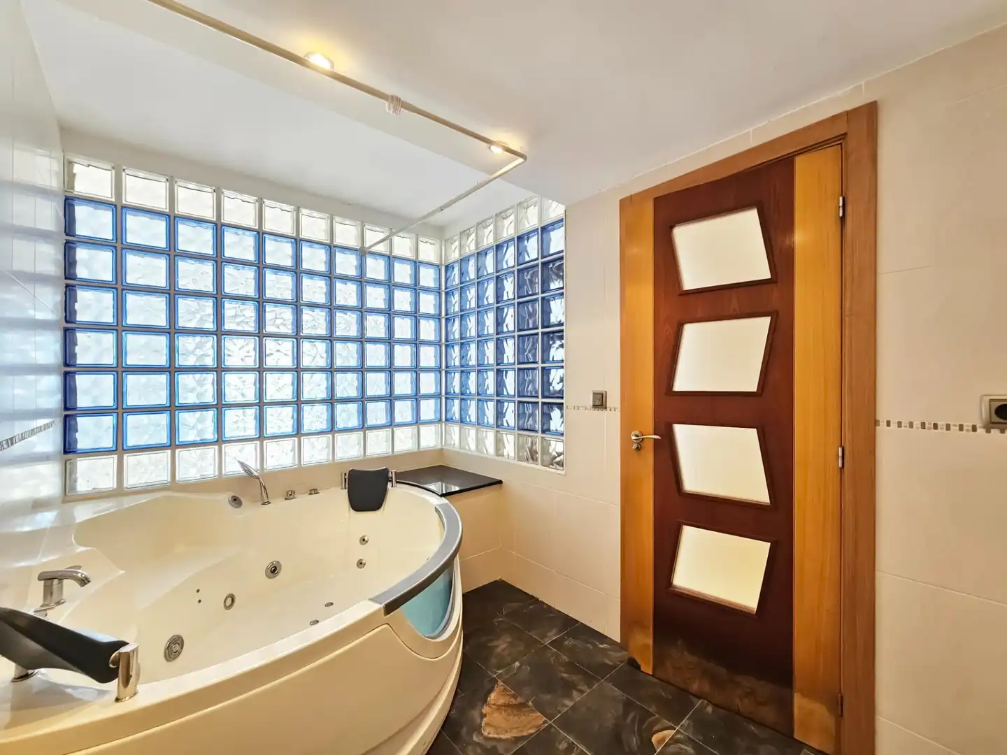 Bany de Casa o xalet en venda en Santa Pola amb Terrassa, Jacuzzi i Piscina comunitària