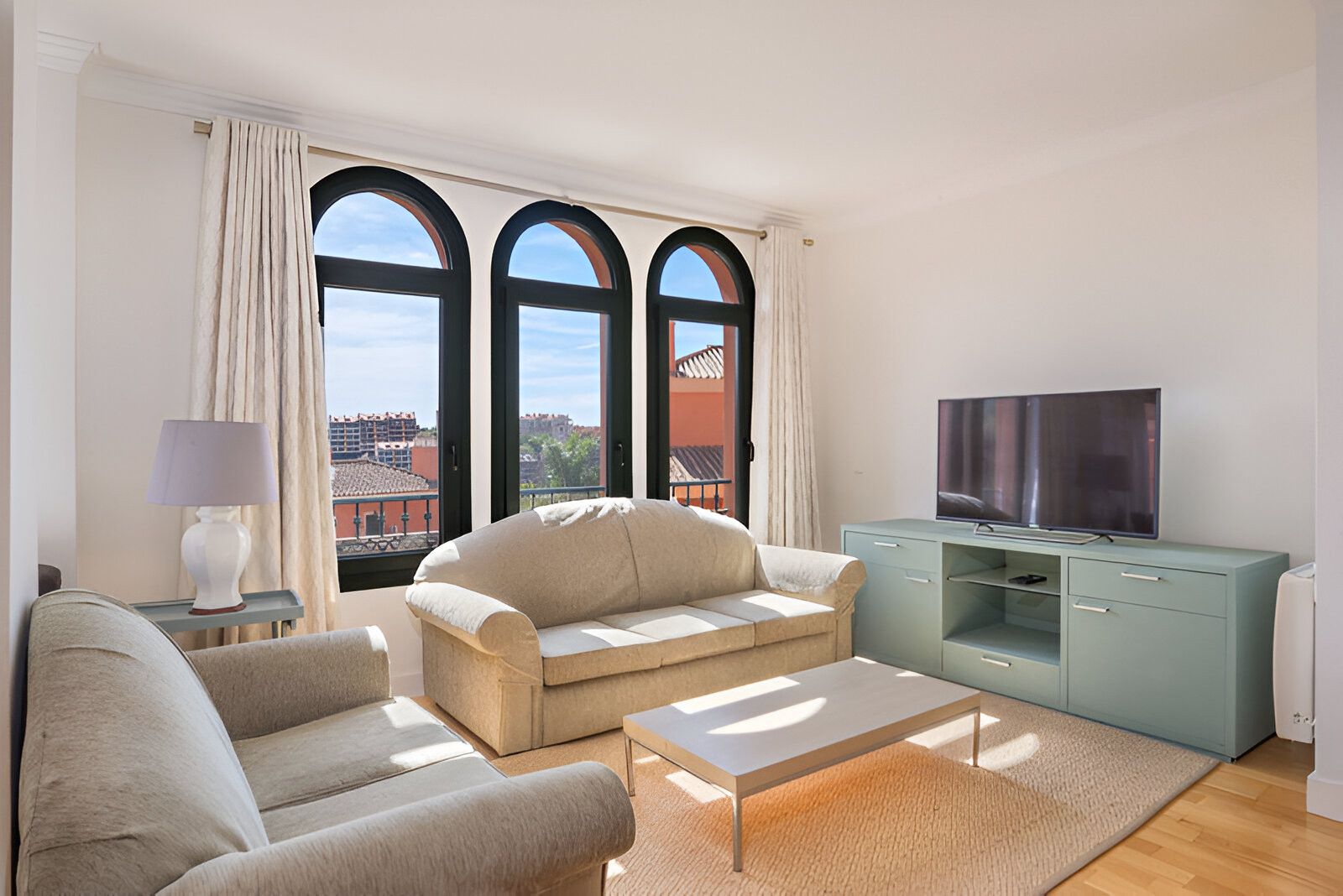 Sala d'estar de Planta baixa en venda en Marbella amb Aire condicionat, Terrassa i Traster