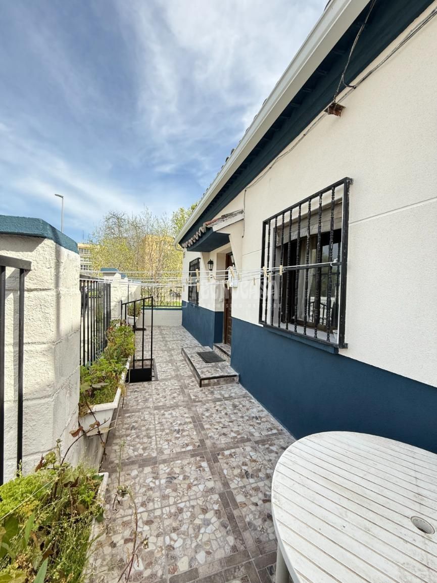 Exterior view of Single-family semi-detached for sale in  Madrid Capital  with Heating and Terrace