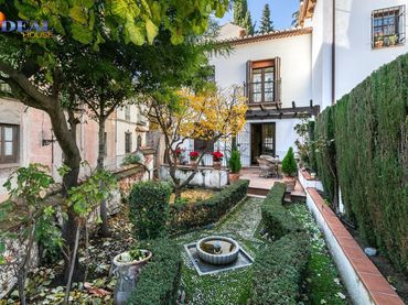 Casa aparellada amb jardí en venda a DEL CHAPIZ