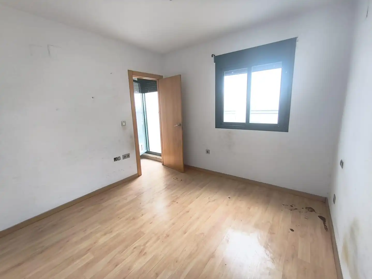 Schlafzimmer von Dachboden zum Verkauf in Pulianas mit Terrasse und Balkon