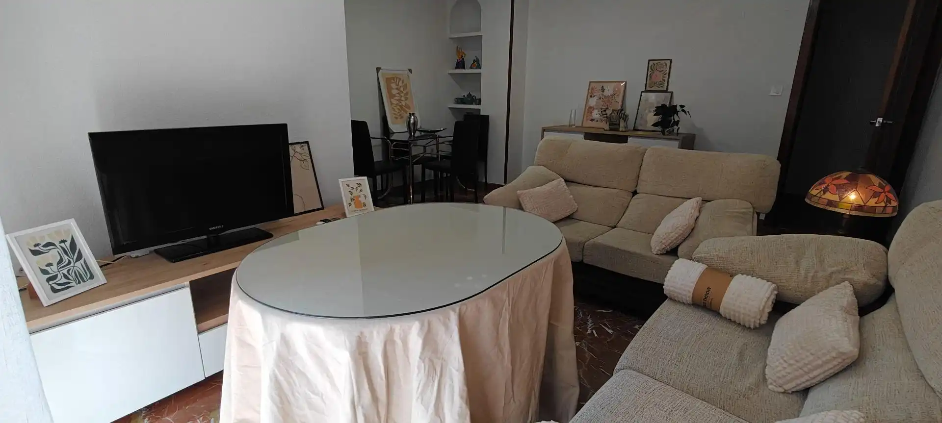 Sala d'estar de Pis per a compartir en Granada amb Aire condicionat, Jardí privat i Moblat