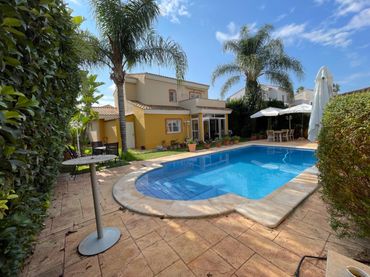 Chalet con balcón en venta en Urbanizaciones