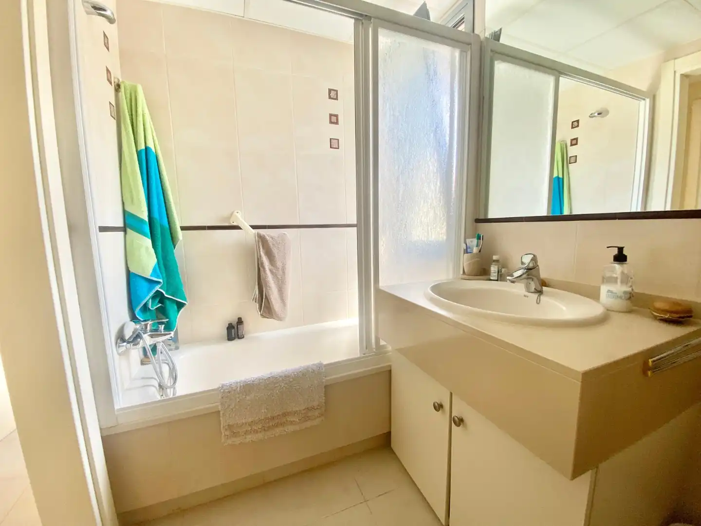 Baño de Apartamento de alquiler en Benidorm con Aire acondicionado, Calefacción y Terraza