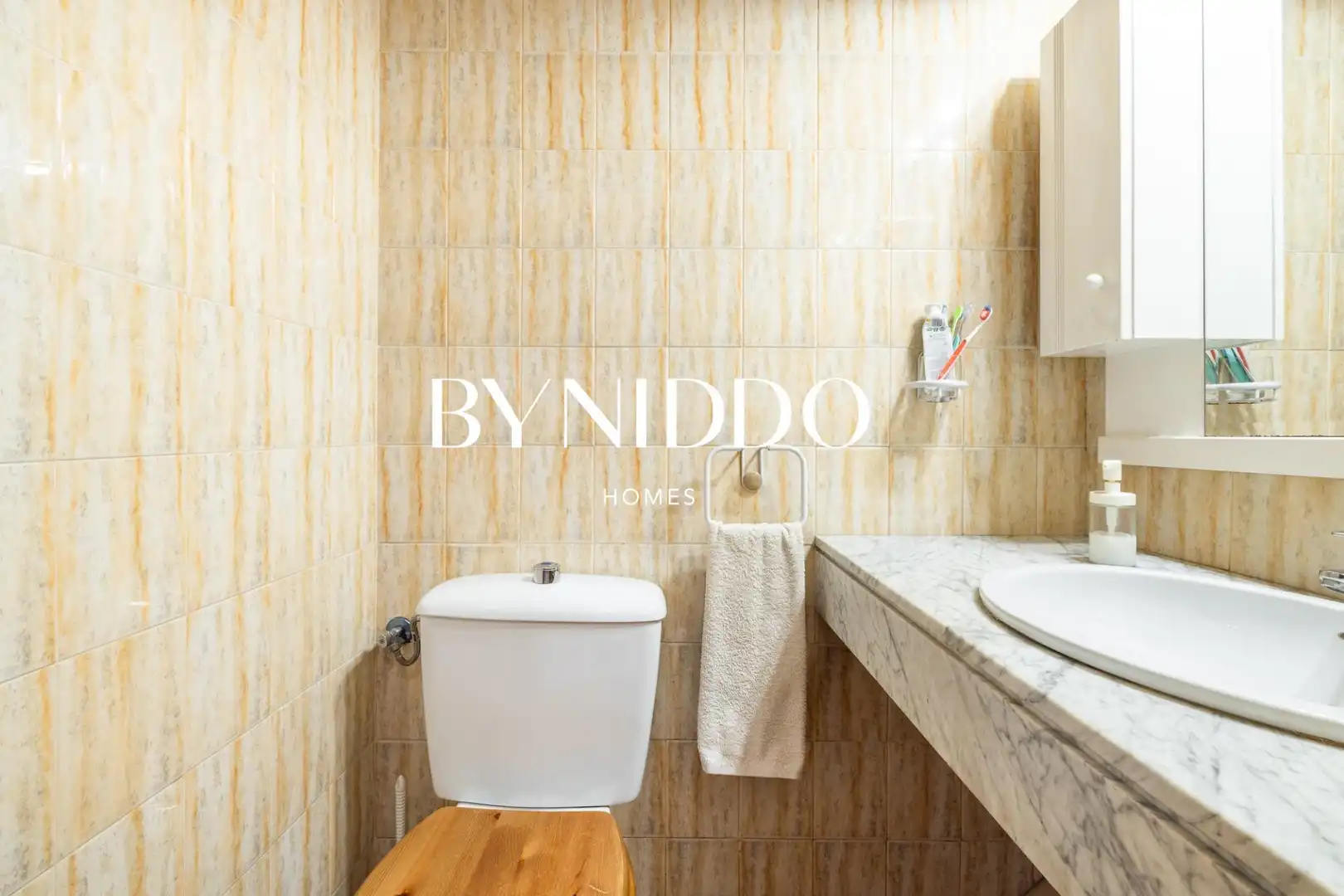 Baño de Casa adosada en venta en Sant Cugat del Vallès con Aire acondicionado, Calefacción y Jardín privado