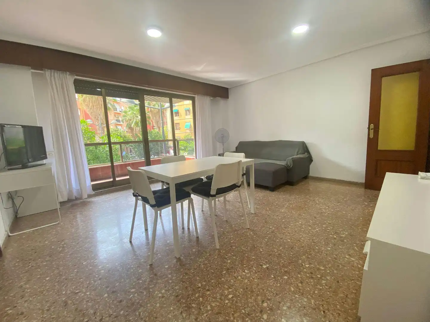 Vista exterior de Piso para compartir en Valencia con Calefacción, Amueblado y Lavadora