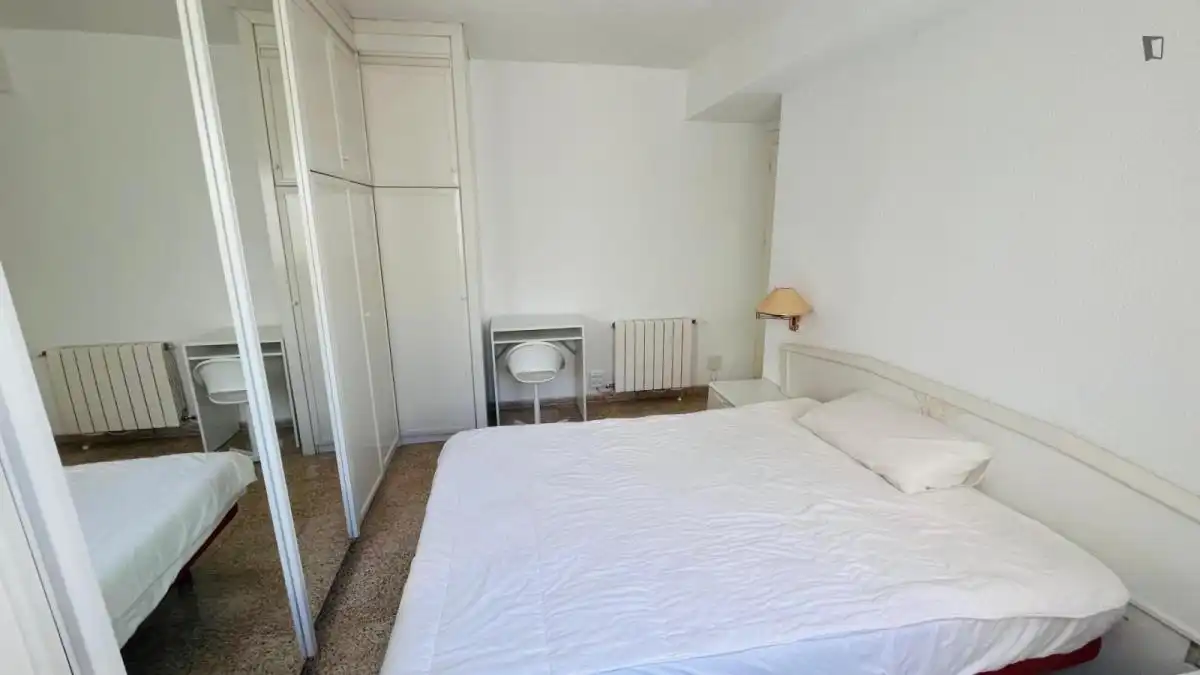 Room in Ensanche - Diputación