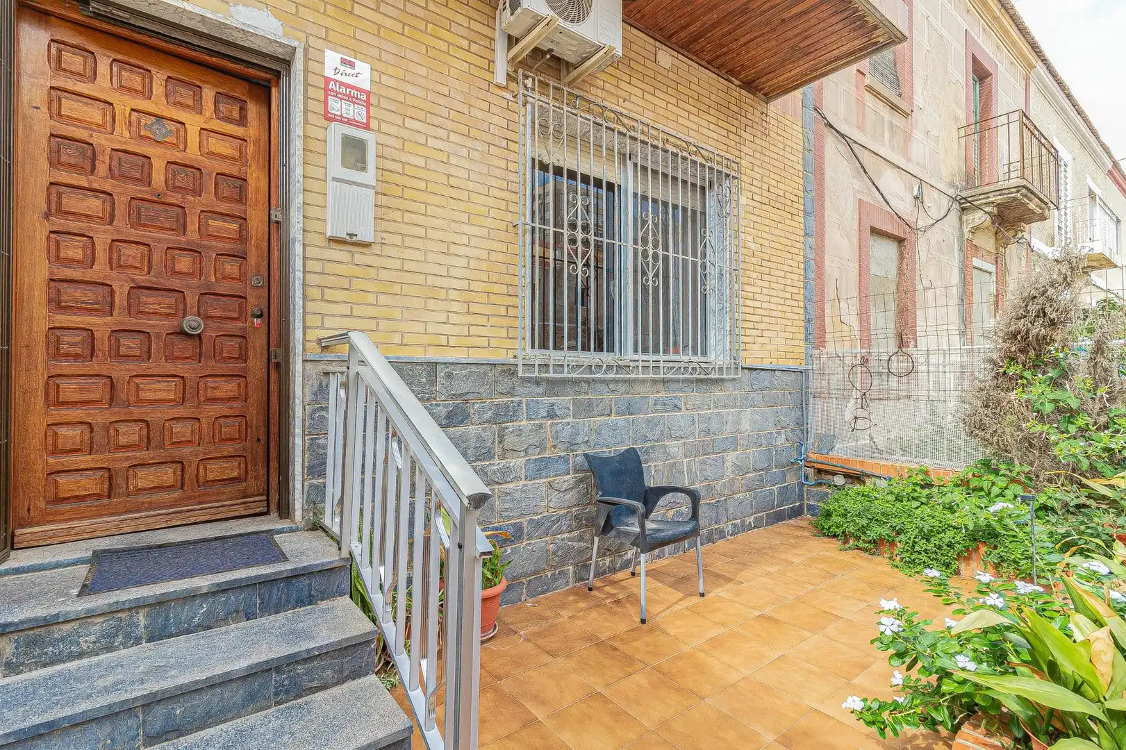 Außenansicht von Einfamilien-Reihenhaus zum Verkauf in Cartagena mit Privatgarten, Abstellraum und Balkon