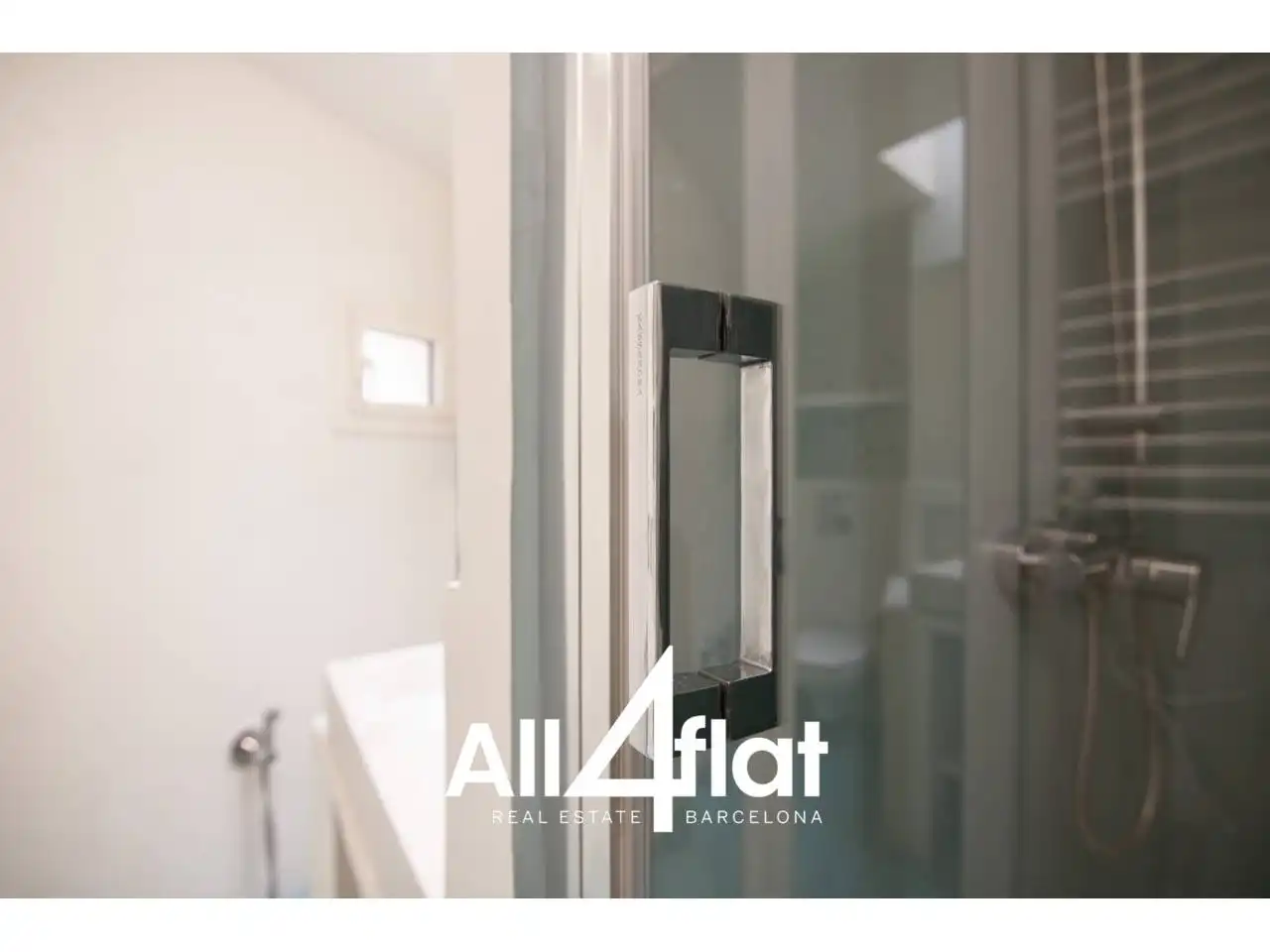 Bathroom of Flat for sale in Barcelona  with Air Conditioner, Parquet flooring and Terrace