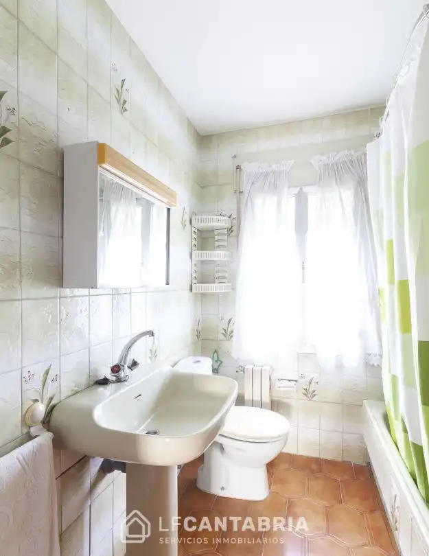 Bathroom of Houses for sale in Santander  with Heating, Private garden and Balcony
