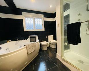 Bathroom of Flat to rent in  Valencia Capital  with Air Conditioner, Heating and Washing machine