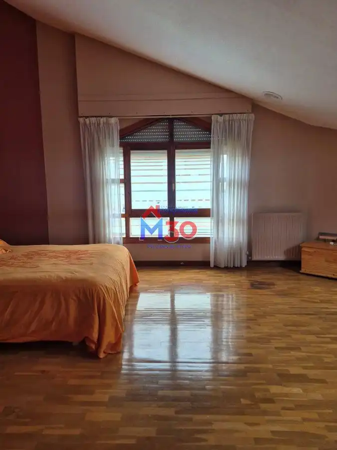 Dormitori de Casa o xalet en venda en Miranda de Ebro amb Calefacció i Piscina