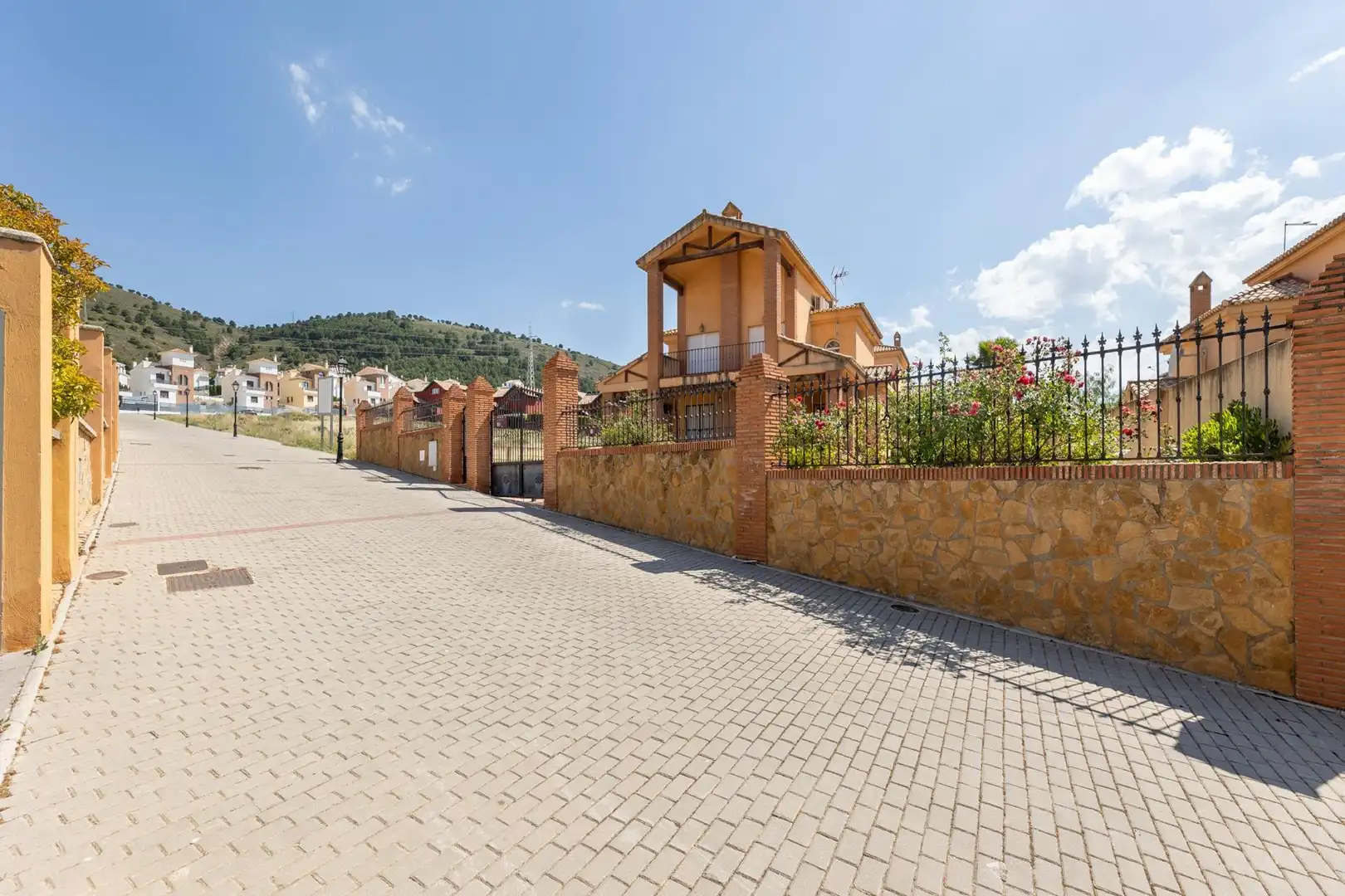 Vista exterior de Casa o xalet en venda en Dílar amb Aire condicionat, Calefacció i Jardí privat