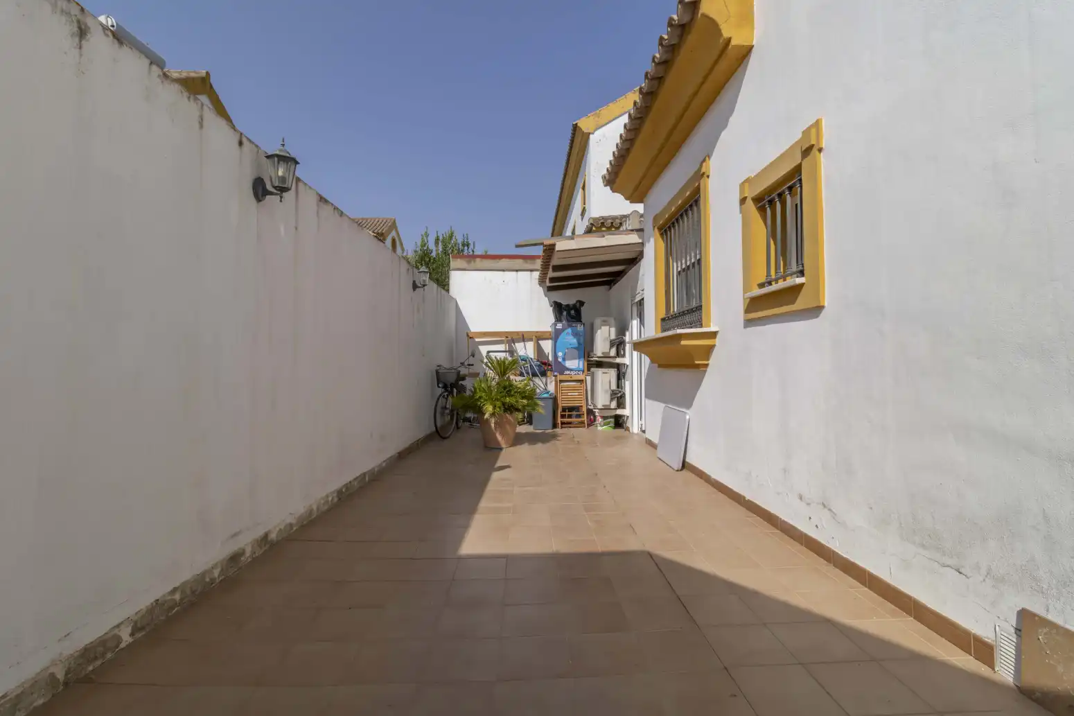 Vista exterior de Casa adosada en venda en Gines amb Aire condicionat, Jardí privat i Terrassa