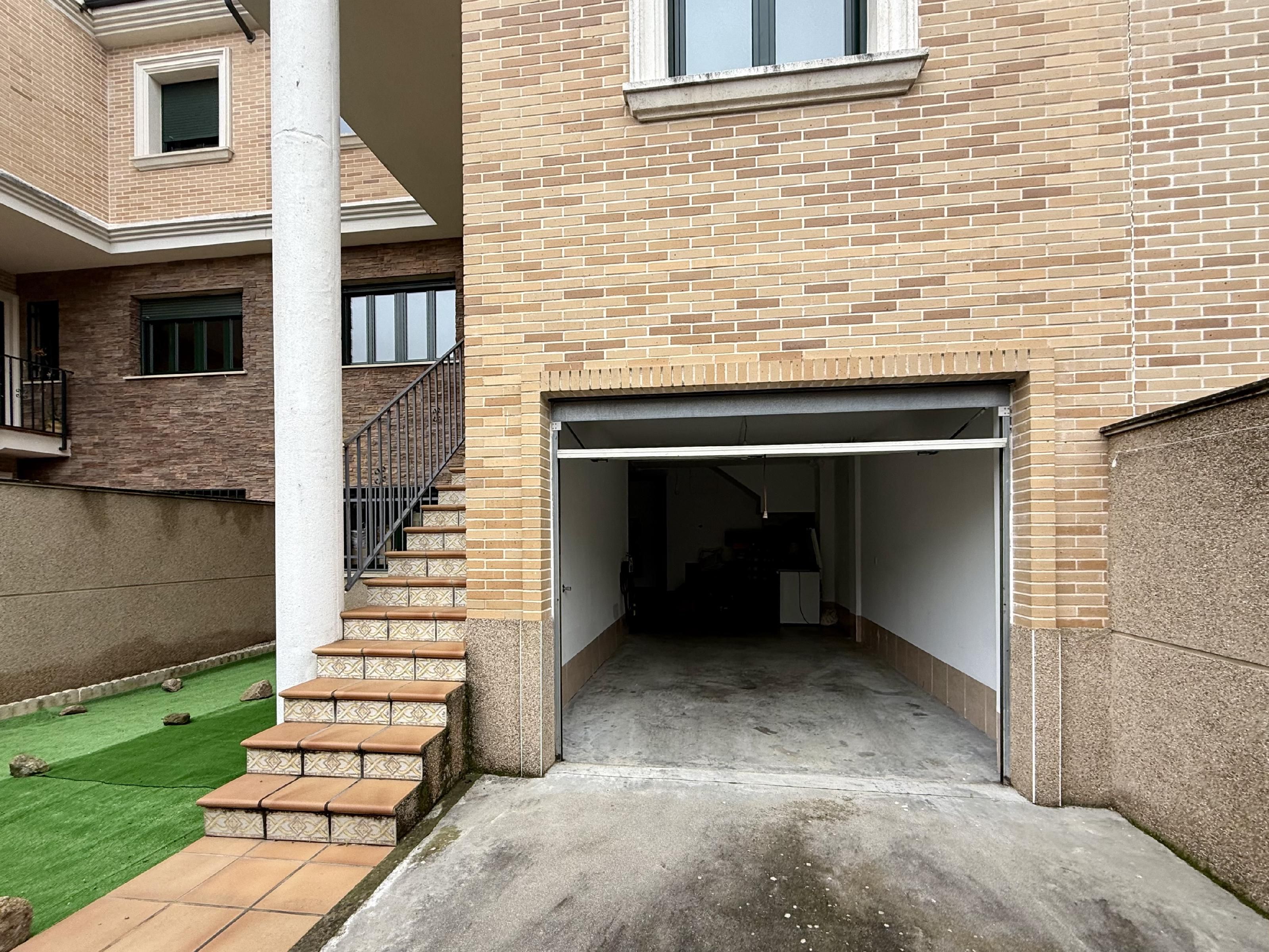 Exterior view of Duplex for sale in Plasencia  with Air Conditioner and Heating