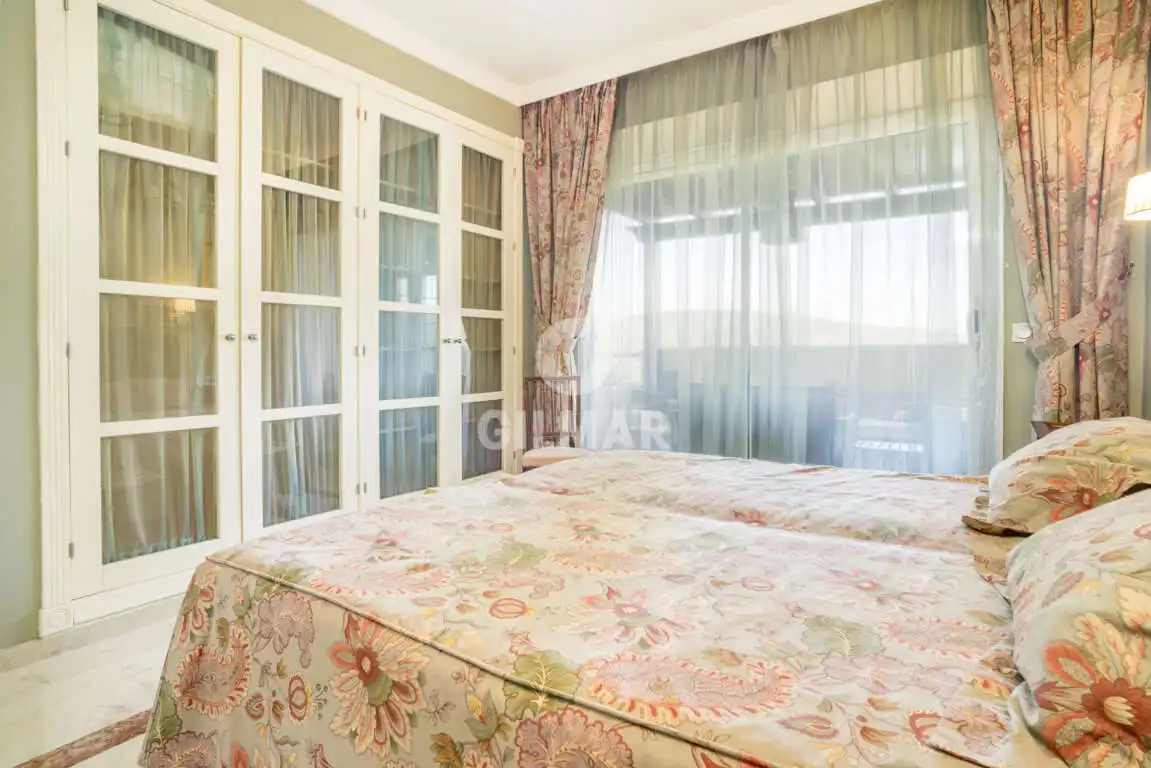 Schlafzimmer von Maisonette zum Verkauf in Sotogrande mit Heizung, Abstellraum und Schwimmbad