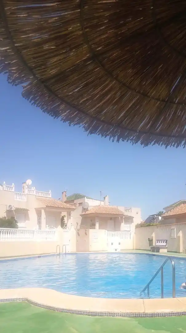 Vista exterior de Casa adosada en venda en Torrevieja amb Aire condicionat, Calefacció i Jardí privat