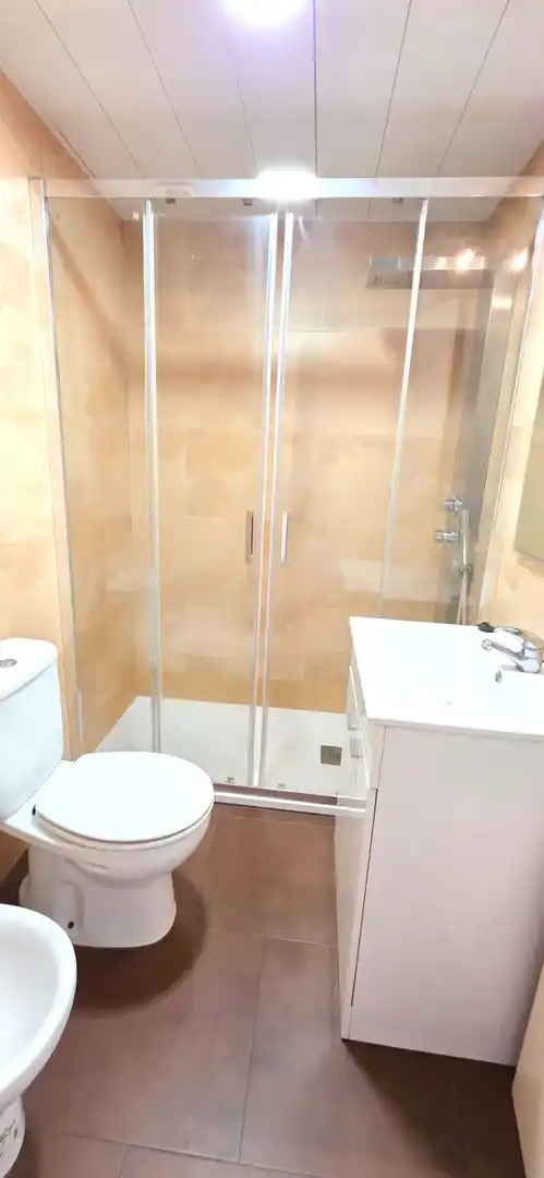 Badezimmer von Wohnung zum Verkauf in Barcelona mit Ofen, Balkon und Alarm