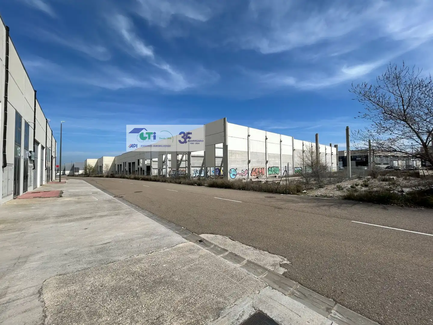 Außenansicht von Fabrikhallen zum Verkauf in Zaragoza