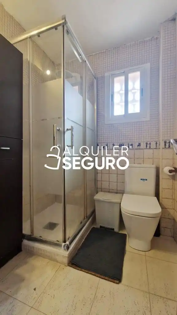 Bathroom of Flat for rent in Madrid  with Air Conditioner, Heating and Furnished