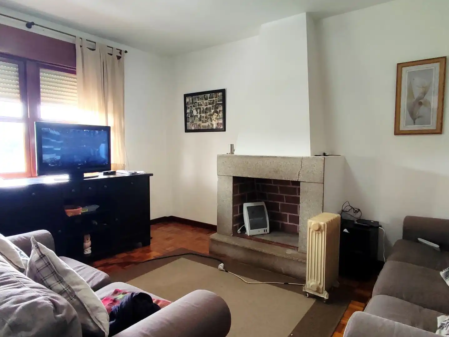 Sala d'estar de Casa o xalet en venda en Carral amb Jardí privat, Terrassa i Moblat