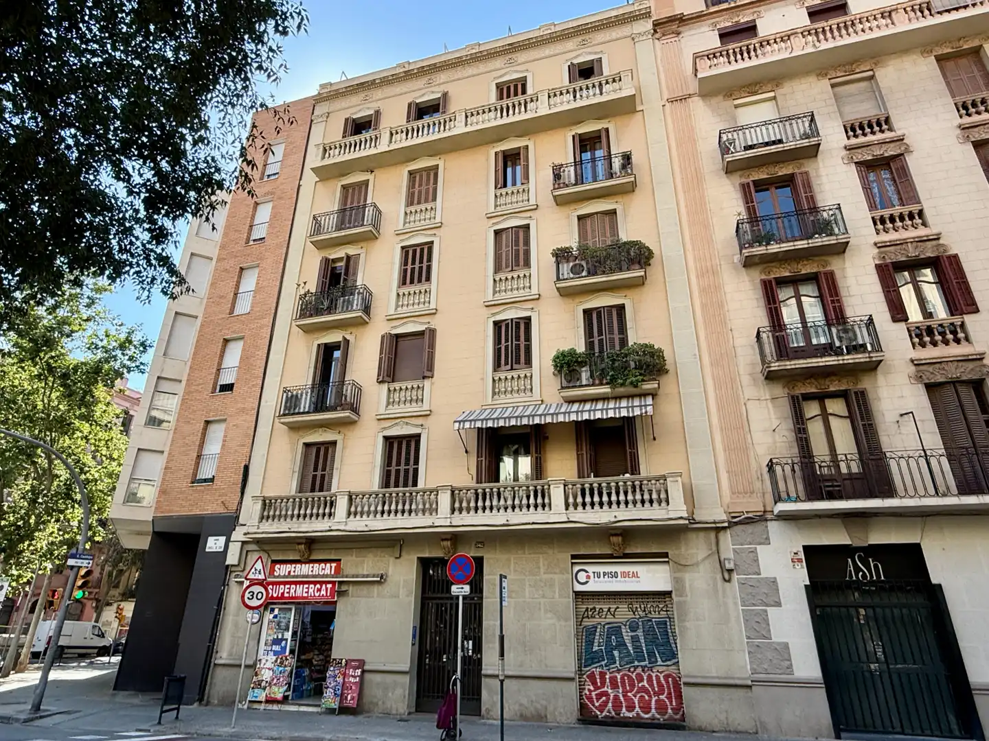 Exterior view of Flat for sale in Barcelona  with Heating, Parquet flooring and Furnished
