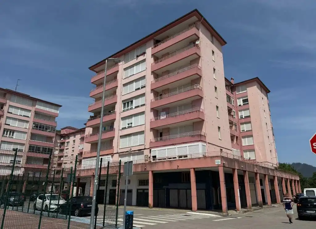 Außenansicht von Wohnung zum Verkauf in Los Corrales de Buelna  mit Heizung, Parkett und Terrasse