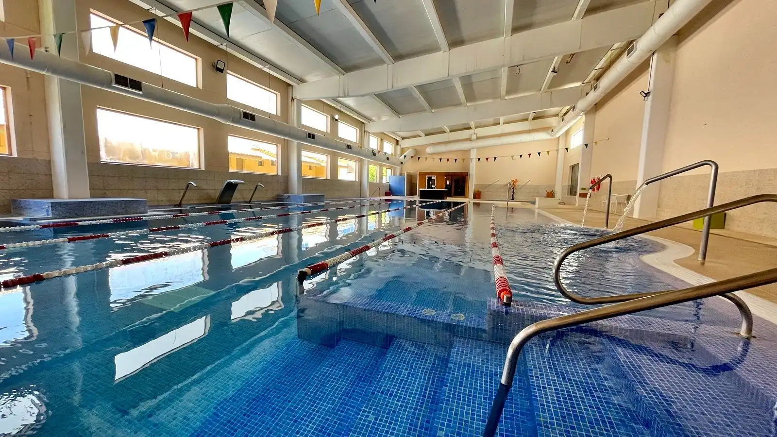 Piscina de Local en venda en L'Olleria amb Aire condicionat