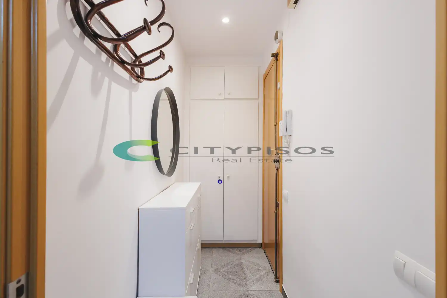 Flat for sale in Barcelona  with Air Conditioner and Oven
