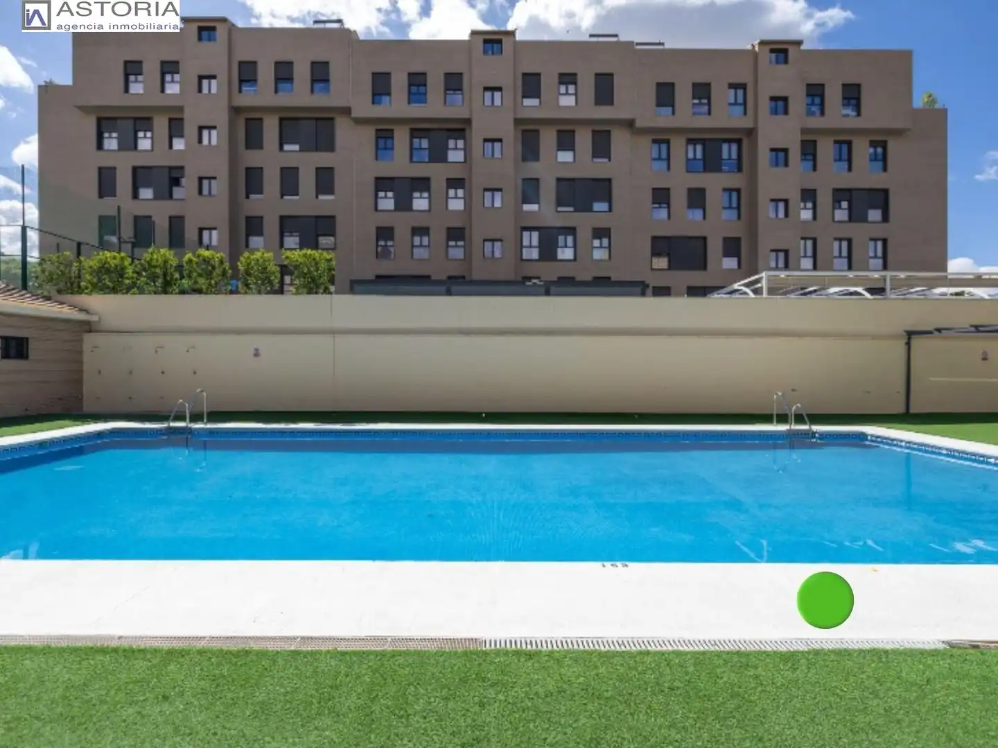 Piscina de Ático en venta en Granada con Calefacción, Terraza y Trastero
