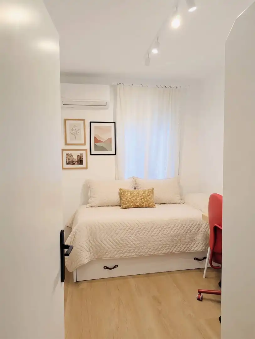 Dormitori de Apartament de lloguer en Madrid amb Calefacció, Parquet i Terrassa