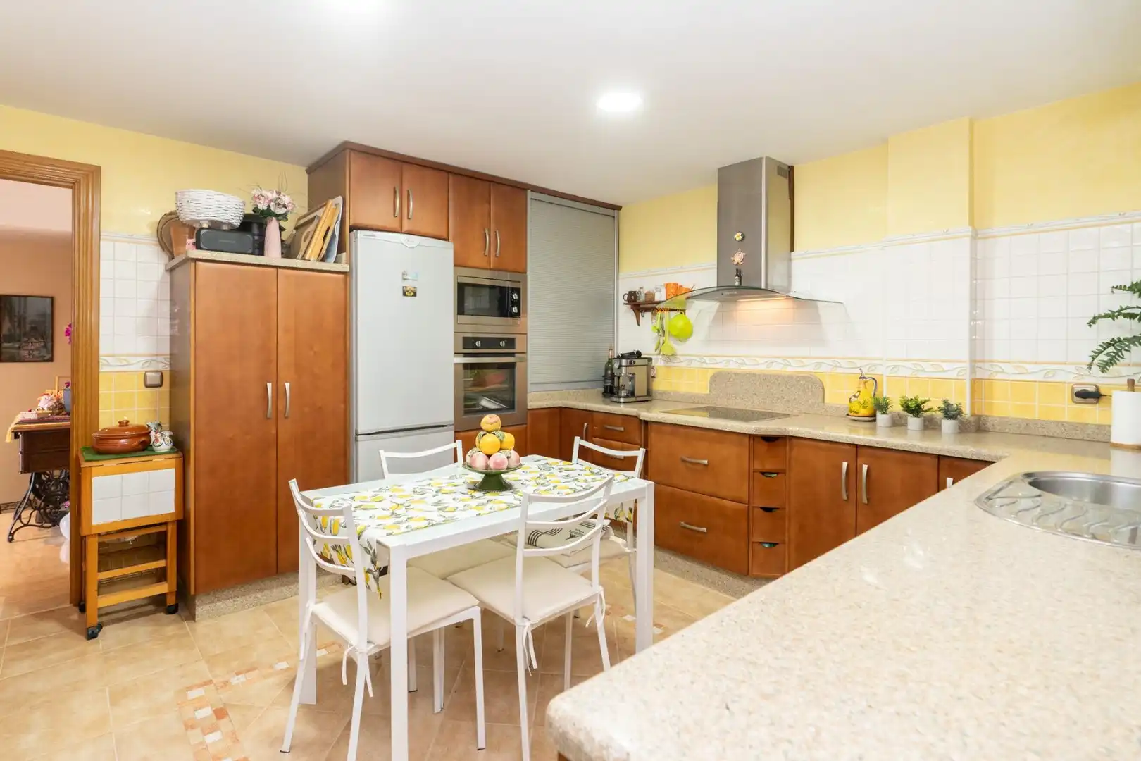 Cuina de Casa o xalet en venda en Motril amb Aire condicionat, Jardí privat i Terrassa