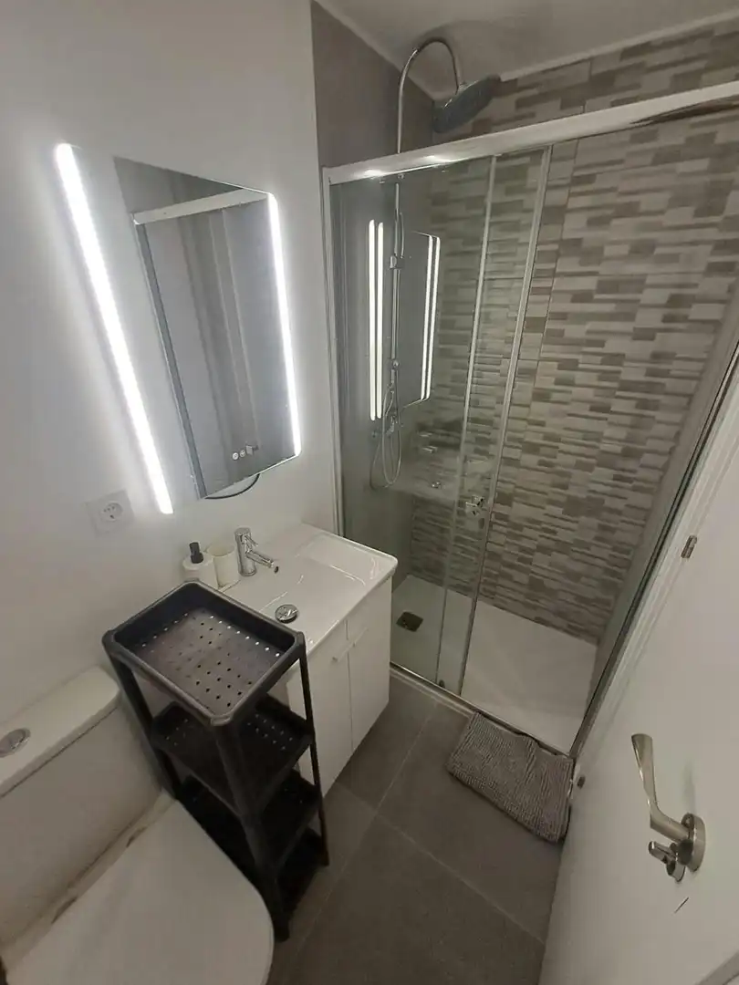 Badezimmer von Wohnung zur untervermieten in Valencia mit Möbliert und Waschmaschine